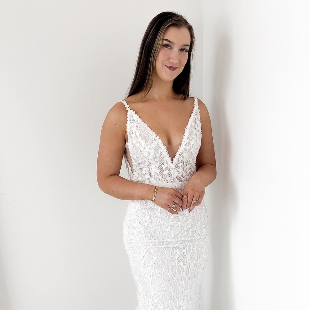 HARLOW V2 LACE Sparkle WEDDING GOWN ALTERED TO SIZE 2 NEVER WORN